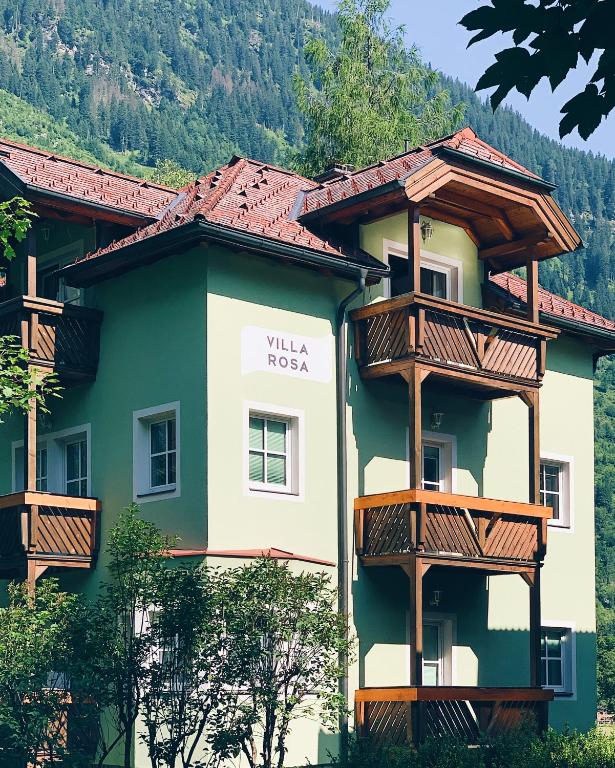 „Aussenansicht Villa Rosa in Böckstein bei Bad Gastein im Frühling mit Blick auf die Berge“